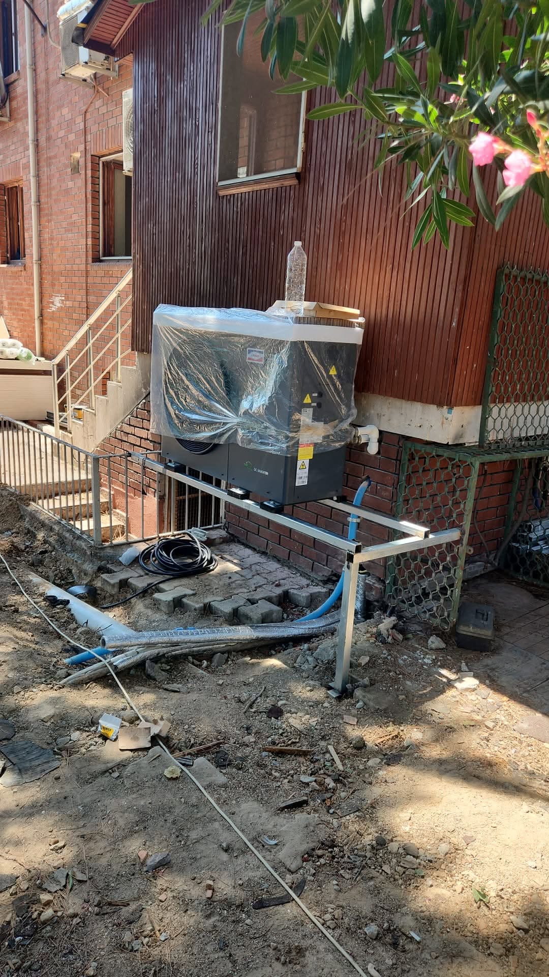 Metal platform üzerine ısı pompası montajı